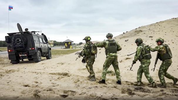 <p>Auf dem vom russischen Verteidigungsministerium zur Verfügung gestellten Bild aus einem undatierten Video nehmen russische und weißrussische Fallschirmjäger an einer Militärübung auf einem Feld, fünf Kilometer von der weißrussisch-polnischen Grenze entfernt, teil.</p>