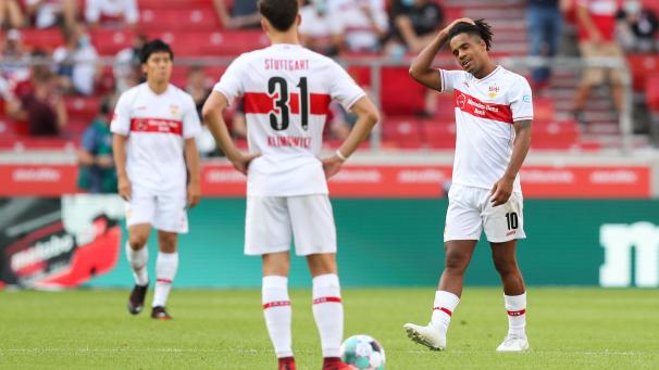 <p>Die Stuttgarter Wataru Endo (l-r), Mateo Klimowicz und Daniel Didavi reagieren im Spiel.</p>