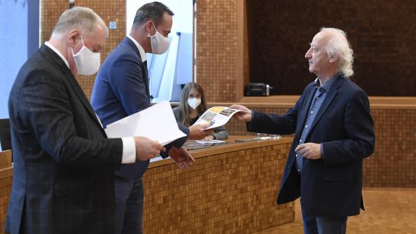 <p>Jetzt ist die Arbeit der ersten Bürgerversammlung im Parlament angekommen: Georges Heck (r.) überreicht das Dokument an K.H. Lambertz (l.) und Oliver Paasch.</p>