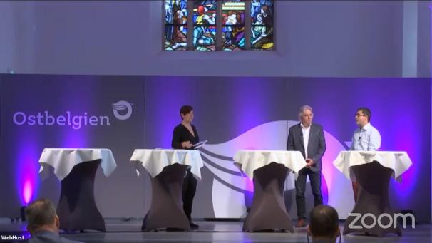 <p>Die Historiker Andreas Fickers (1.v.r.) und Christoph Brüll (ganz rechts) führen gemeinsam mit Moderatorin Simonne Doepgen durch die virutelle Ausstellung.</p>