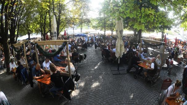 <p>Gäste sitzen in einem Biergarten auf dem Viktualienmarkt: Normalerweise wäre am Samstag auf der Theresienwiese das größte Volksfest der Welt eröffnet worden. Trotz der coronabedingten Absage der Wiesn finden aber Veranstaltungen und Aktionen in der Landeshauptstadt statt.</p>