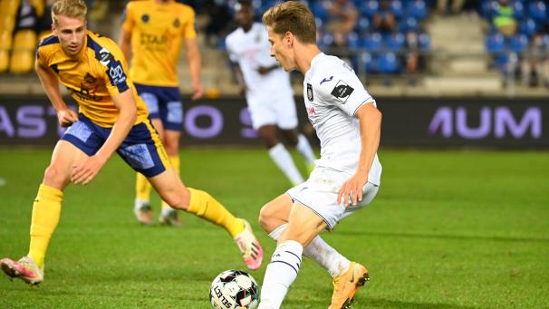 <p>Yari Verschaeren (rechts) beim Spiel bei Waasland-Beveren</p>