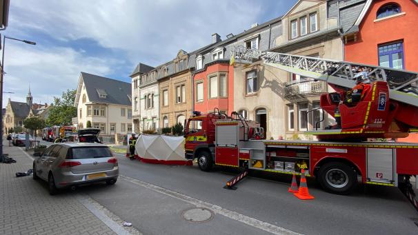 <p>Die Feuerwehr fand die schwerverletzte 45-jährige Bewohnerin leblos im Inneren.</p>