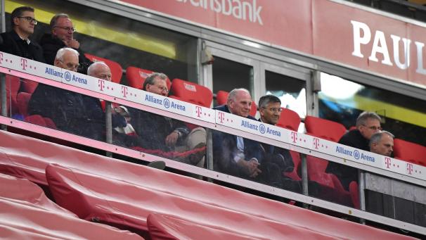 <p>Am Freitagabend in der Allianz Arena hatten die Vereinsvertreter der Bayern und auch der Gäste aus Gelsenkirchen ohne Abstand und Mund-Nasen-Schutz auf der Ehrentribüne eng zusammengesessen.</p>