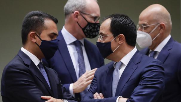 <p>Brüssel: Nicos Christodoulides (2.v.r), Außenminister von Zypern, spricht mit Luigi Di Maio (l), Außenminister von Italien, bei einem Treffen der EU-Außenminister im Gebäude des Europäischen Rates.</p>