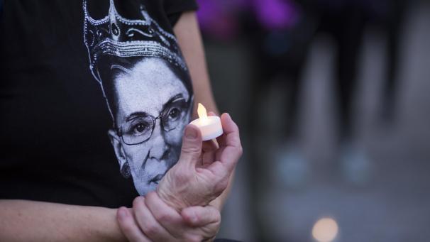 <p>Eine Person hält eine Kerze und trägt ein T-Shirt mit einem Aufdruck der verstorbenen Richterin Ruth Bader Ginsburg. Rund 300 Menschen hatten sich in Portland, Oregon für eine Gedenkfeier unter dem Motto: „Gnadenlose Mahnwache, ein Denkmal bei Kerzenlicht für RBG“ versammelt. Die Richterin am Obersten Gericht der USA und amerikanische Justiz-Ikone ist nun im Alter von 87 Jahren gestorben.</p>