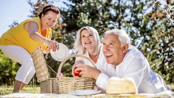 <p>Freundschaften pflegen ist ebenso wichtig wie gesunde Ernährung, um auch im Alter geistig fit zu bleiben.</p>