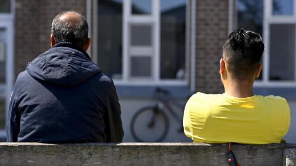 <p>Asylbewerber vor einer Zweigstelle von Fedasil.</p>