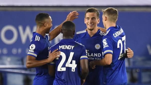 <p>Die Rote-Teufel-Fraktion bei Leicester City: Youri Tielemans (l.) und Timothy Castagne (r.) bejubeln mit Nampalys Mendy das Tor von Denis Praet (Mitte).</p>
