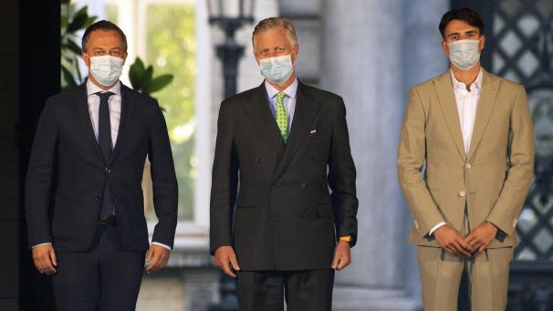 <p>Mit mehr als zwei Stunden Verspätung trafen die Vorregierungsbildner Egbert Lachaert (l.) und Conner Rousseau (r.) zur Audienz bei König Philippe ein.</p>