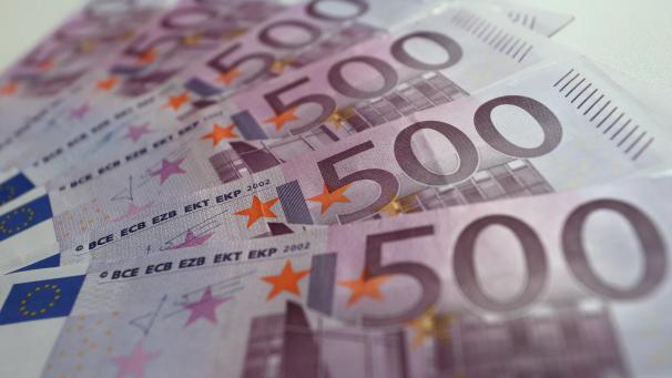 <p>Investieren lautet die Devise. Entsprechend ist der Weg aus der Krise mit 500-Euro-Scheinen gepflastert.</p>