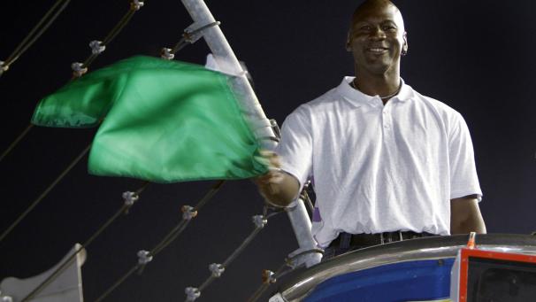 <p>Michael Jordan übt das Schwenken der grünen Flagge vor einem Nascar-All-Star-Autorennen.</p>