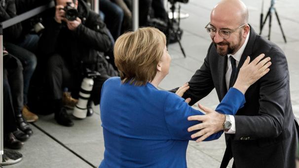 <p>Angela Merkel empfängt Charles Michel vor dem Bundeskanzleramt.</p>