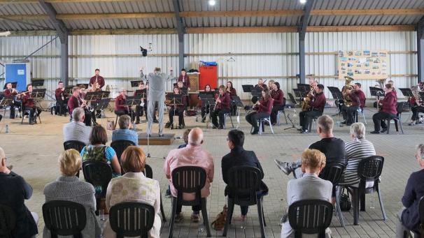 <p>Rund 100 Zuschauer wohnten dem Konzert in der ungewöhnlichen Atmosphäre des Flugzeug-Hangars bei.</p>
