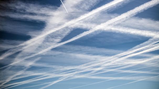 <p>Flugzeuge haben zahlreiche Kondensstreifen am blauen Himnmel über Köln hinterlassen.</p>