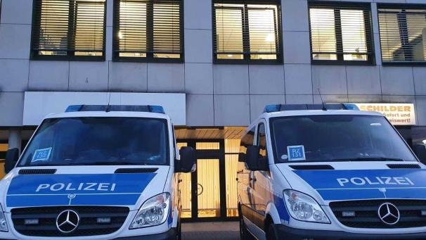 <p>Polizeiwagen stehen während einer Razzia vor einem Gebäude. Die Bundespolizei führt seit den frühen Morgenstunden in fünf Bundesländern Durchsuchungen im Zusammenhang mit der illegalen Einschleusung von Arbeitskräften für die Fleischindustrie durch.</p>
