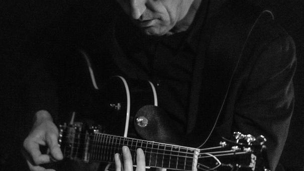 <p>Jochen Arbeit zeigt neue Möglichkeiten der Gitarre als rhythmisches und melodisches Instrument.</p>