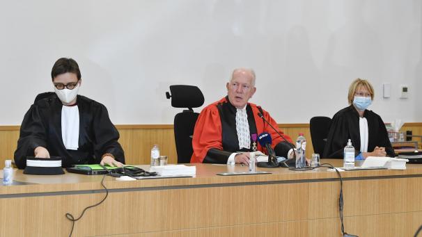 <p>Der Vorsitzende des Assisenhofes, Philippe Gorlé, hier neben den Berufsrichterinnen Cathèrine Brocal (links) und Nathalie Corman, verkündete am Mittwoch kurz nach 15 Uhr den Entscheid im ersten Assisenprozess in der DG.</p>