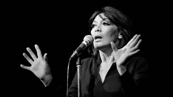 <p>1979, Frankreich, Paris: Juliette Grèco singt während einer Gala im Palais des Congres. Die französische Chanson-Sängerin ist tot. Die Sängerin starb nach Angaben ihrer Familie im Alter von 93 Jahren.</p>