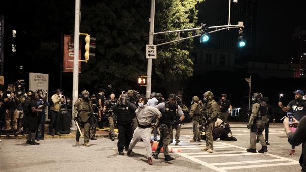 <p>Polizisten nehmen einen Demonstranten fest, bei einem Protest gegen die Justizentscheidung nach dem Tod von Breonna Taylor.</p>