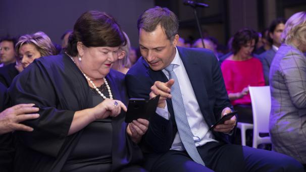 <p>Die Aufnahme, die vor der Corona-Pandemie bei einem Kongress der flämischen Liberalen entstand, zeigt Maggie De Block im Austausch mit Alexander De Croo.</p>
