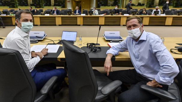 <p>Die Koalitionsverhandlungen unter der Leitung der Regierungsbildner Alexander de Croo (l.) und Paul Magnette (r.) sind am Donnerstagmorgen im Egmontpalast in Brüssel gestartet.</p>
