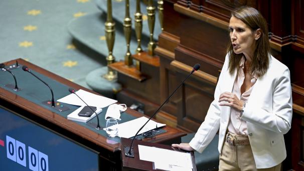 <p>Sophie Wilmès (MR) hat sich am Donnerstag in der Kammer in Brüssel zu den neuen Corona-Maßnahmen geäußert.</p>