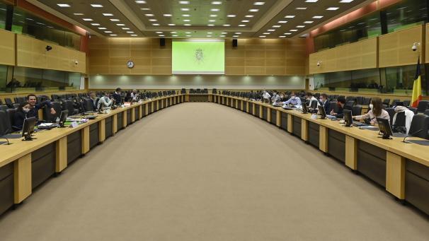 <p>Auf Abstand bleiben, kein Problem: Die Verhandlungen finden in einem riesigen Tagungsraum des Egmontpalastes statt.</p>