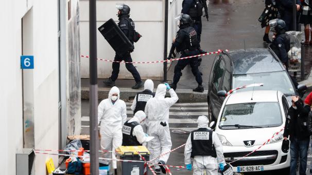 <p>Bei einer Messerattacke sind in Paris mindestens vier Menschen verletzt worden.</p>