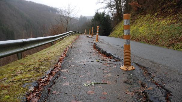 <p>Der vor Ouren abgesackte Gemeindeweg soll mit Bohrpfählen stabilisiert werden.</p>