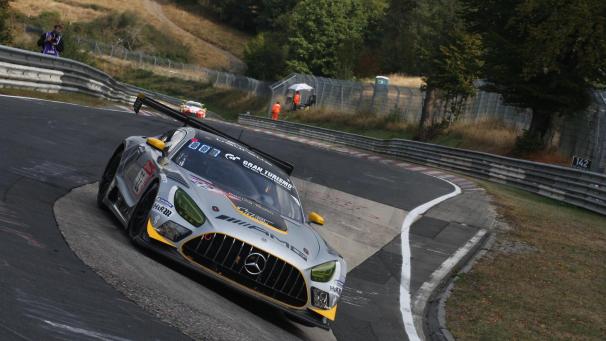 <p>Tristes Bild: Rassige Rennautos auf der Nordschleife ohne die gewohnte Zuschauerkulisse</p>