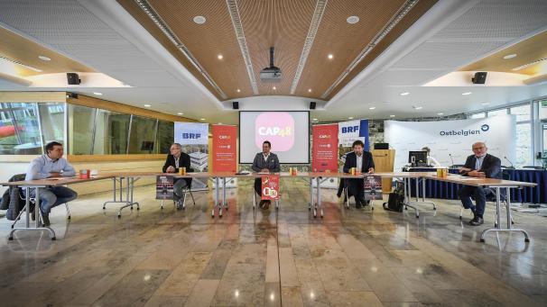<p>Stellten die diesjährige CAP48-Aktion am Freitag vor: Stephan Förster, Direktor der Dienststelle für selbstbestimmtes Leben, Harald Hamacher, Direktor der VoG Behindertenstätten, Sozialminister Antonios Antoniadis, CAP48-Geschäftsführer Renaud Tockert und Helmut Heinen, der die DG im Verwaltungsrat von CAP48 vertritt.</p>
