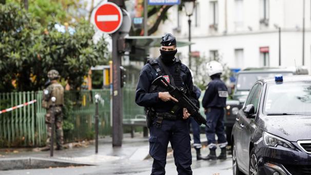 <p>Bei einer Messerattacke sind in Paris am Freitag mindestens vier Menschen verletzt worden.</p>
