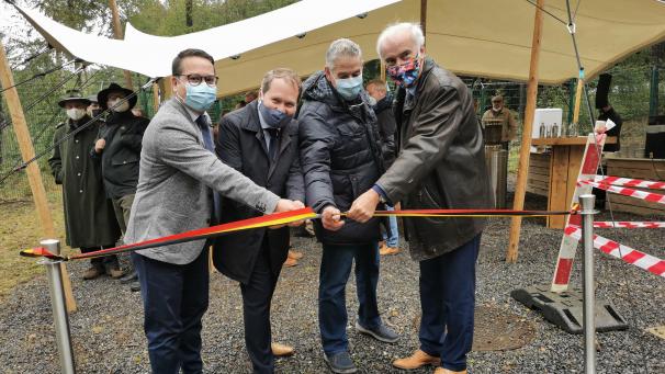 <p>Kelmis Bürgermeister Luc Frank (2.v.l.) hat am Samstag im Beisein von einigen Ehrengästen den Trinkwasserbrunnen offiziell eingeweiht.</p>