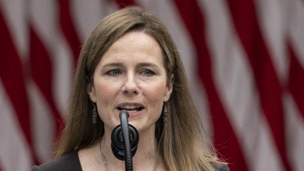 <p>Richterin Amy Coney Barrett spricht während einer Pressekonferenz im Rosengarten des Weißen Hauses. US-Präsident Trump hat die konservative Juristin Barrett für den freien Sitz am Obersten Gericht der USA nominiert. Die 48-jährige soll Nachfolgerin der vergangene Woche verstorbenen Liberalen-Ikone Ginsburg werden.</p>