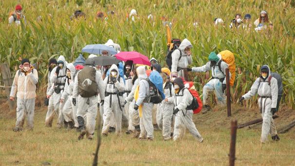 <p>Aktivisten sind am Samstag aus der Menge ausgebrochen und versuchen, durch ein Maisfeld in Keyenberg in den Tagebau Garzweiler zu gelangen. Im rheinischen Revier haben Protestaktionen gegen die Nutzung der Braunkohle in Deutschland begonnen.</p>