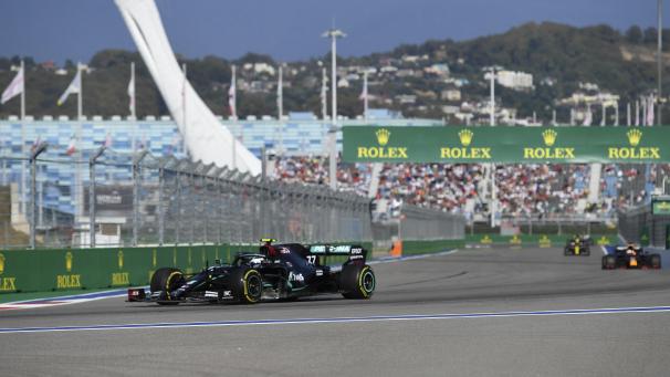 <p>Valtteri Bottas aus Finnland von Team Mercedes steuert sein Auto auf der Rennstrecke.</p>