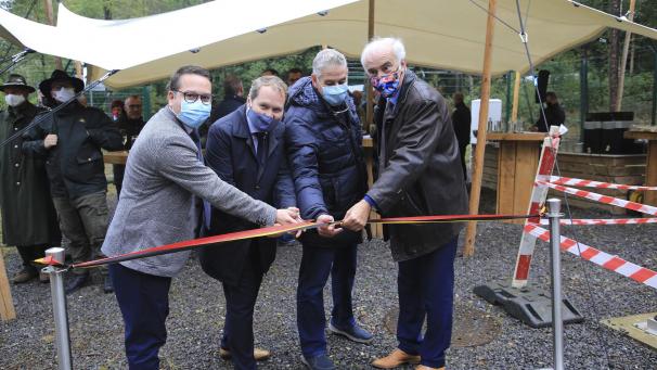 <p>Die Gemeinde Kelmis, Bürgermeister Luc Frank (2. v. l.), hat am Samstag einen neuen Trinkwasserbrunnen an der Eyneburg in Betrieb genommen. Eine 2,3 Kilometer lange Leitung verbindet den Pumpbrunnen an der Eyneburg mit der Wasseraufbereitungsanlage am Putzenwinkel in Hergenrath.</p>