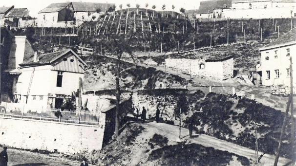 <p>Der damalige „Moorenhügel“ wurde durch Aufschüttung und Modellierung des Haasbergs ab 1883 zum Terrassenpark gestaltet. Die Holzpalisaden hielten dem Druck jedoch nicht stand und brachen 1886 ein.</p>