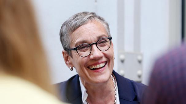 <p>Sibylle Keupen steht vor dem Einzug ins Aachener Rathaus.</p>