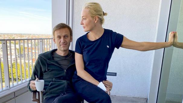 <p>Das Foto zeigt Alexej Nawalny und seine Frau Julia, das der russische Oppositionsführer am Montag, den 21. September 2020 bei Instagram veröffentlicht hat. Nach 32-tägiger Behandlung ist der vergiftete russische Kremlkritiker Alexej Nawalny aus der Berliner Charité entlassen worden.</p>