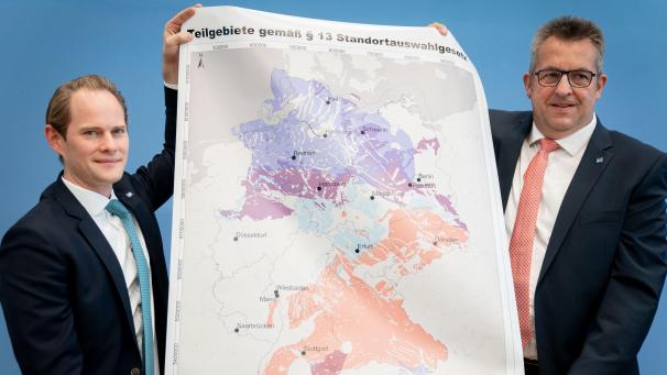 <p>Stefan Studt (rechts), Vorsitzender der Geschäftsführung der Bundesgesellschaft für Endlagerung (BGE), und Steffen Kanitz, Mitglied der Geschäftsführung der BGE, zeigen eine Landkarte am Rande der Präsentation des Zwischenberichts mit Teilgebieten für die Endlagersuche. Der Bericht enthält die Ergebnisse der ersten Auswertung der in Deutschland vorhandenen geologischen Daten über den tiefen Untergrund und zeigt auf, in welchen Gebieten die Einrichtung eines Endlagers für hoch radioaktiven Atommüll nach festgesetzten Kriterien grundsätzlich möglich wäre.</p>