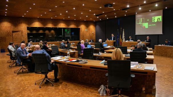 <p>Im Parlament der Deutschsprachigen Gemeinschaft wurde am Montag über die Regierungserklärung von Oliver Paasch diskutiert. Die Opposition vermisste vor allem klare Angaben zum Investitionspaket von 600 Millionen Euro.</p>