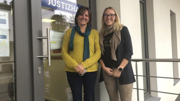<p>Die Justizassistentinnen Sabine Demonthy (links) und Sarah Fickers sind im Justizhaus an der Aachener Straße in Eupen für die Opferbetreuung zuständig.</p>