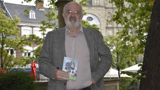<p>Der ehemalige Alemannia-Stürmer Hans-Jürgen Ferdinand auf dem Eupener Marktplatz. In seinem Buch blickt er auf seine Laufbahn als Fußballer zurück.</p>