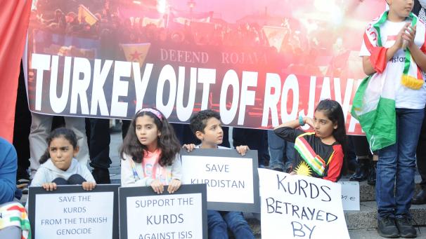 <p>Wie hier in New York protestieren Kurden weltweit gegen die türkische Besetzung, ihre Vertreibung und die Gewalttaten von Islamisten in Rojava, Nordsyrien.</p>