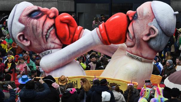 <p>Februar 2020, Düsseldorf: Der Motivwagen „Päpste“ fährt beim Rosenmontagszug durch die Menge.</p>