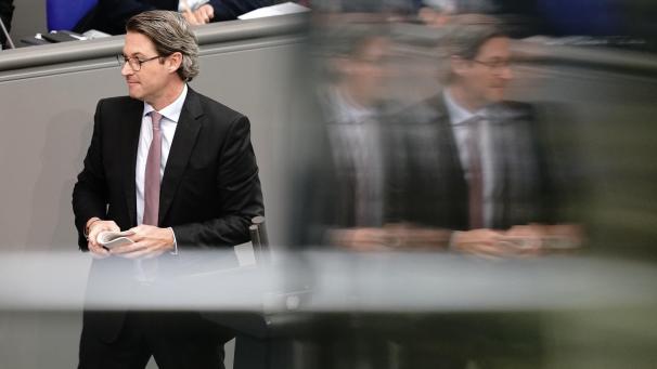<p>Andreas Scheuer (CSU), Bundesminister für Verkehr und digitale Infrastruktur, verlässt nach seiner Rede im Bundestag zu Beginn der Haushaltswoche das Rednerpult.</p>