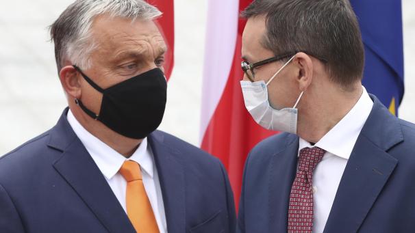 <p>Mateusz Morawiecki (r), Premierminister von Polen, trägt einen Mundschutz und begrüßt Viktor Orban, Premierminister von Ungarn, ebenfalls mit Mundschutz, zum Treffen der Premierminister der Visegrad-Staaten. Eine Mehrheit der EU-Staaten hat ungeachtet von Drohungen aus Ungarn und Polen ein Verfahren zur Bestrafung von Verstößen gegen die Rechtsstaatlichkeit innerhalb der Union auf den Weg gebracht. Ein entsprechender Vorschlag der deutschen EU-Ratspräsidentschaft bekam am Mittwoch in Brüssel die erforderliche Unterstützung, wie ein Sprecher mitteilte.</p>