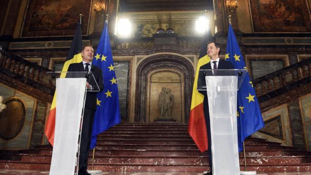 <p>Die Regierungsbildner Alexander De Croo (r.) und Paul Magnette richteten sich am Mittwochmorgen nach der Einigung über das Koalitionsabkommen an die Presse.</p>